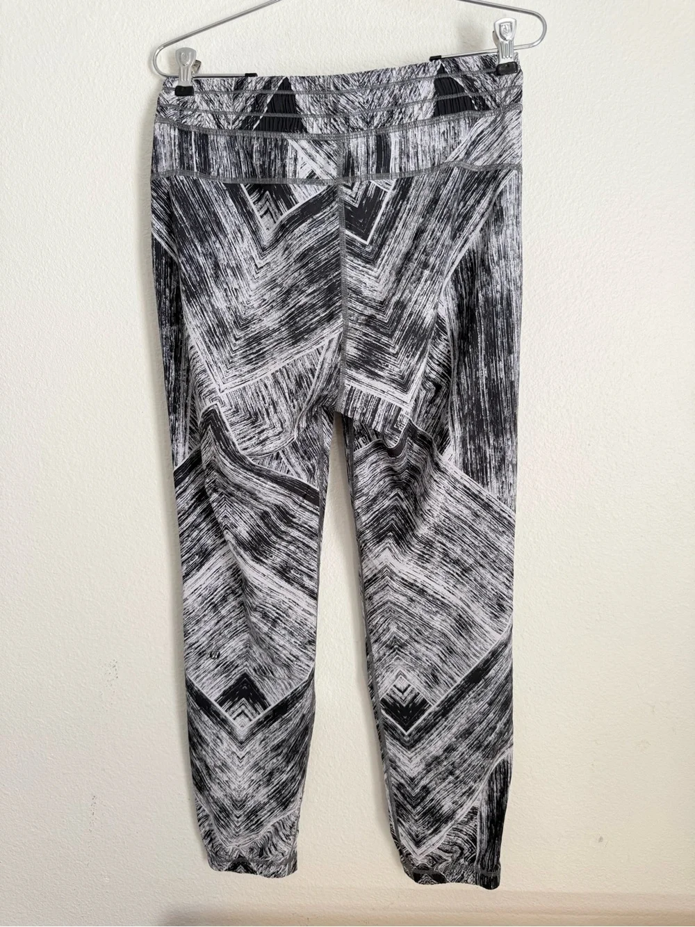 lululemon women size 6 Black & White Patterned Jogger Pants